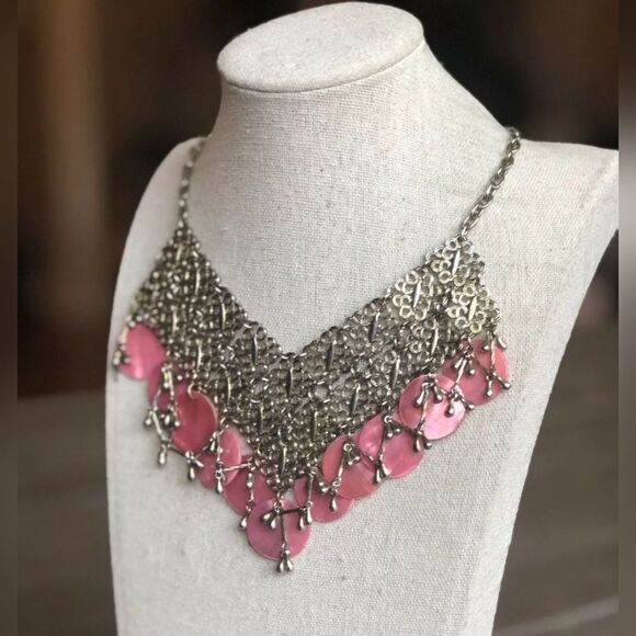 CHICO'S PINK SHELL DANGLE PENDANTS SILVER SCROLL STATEMENT BIB NECKLACE - Picture 1 of 6